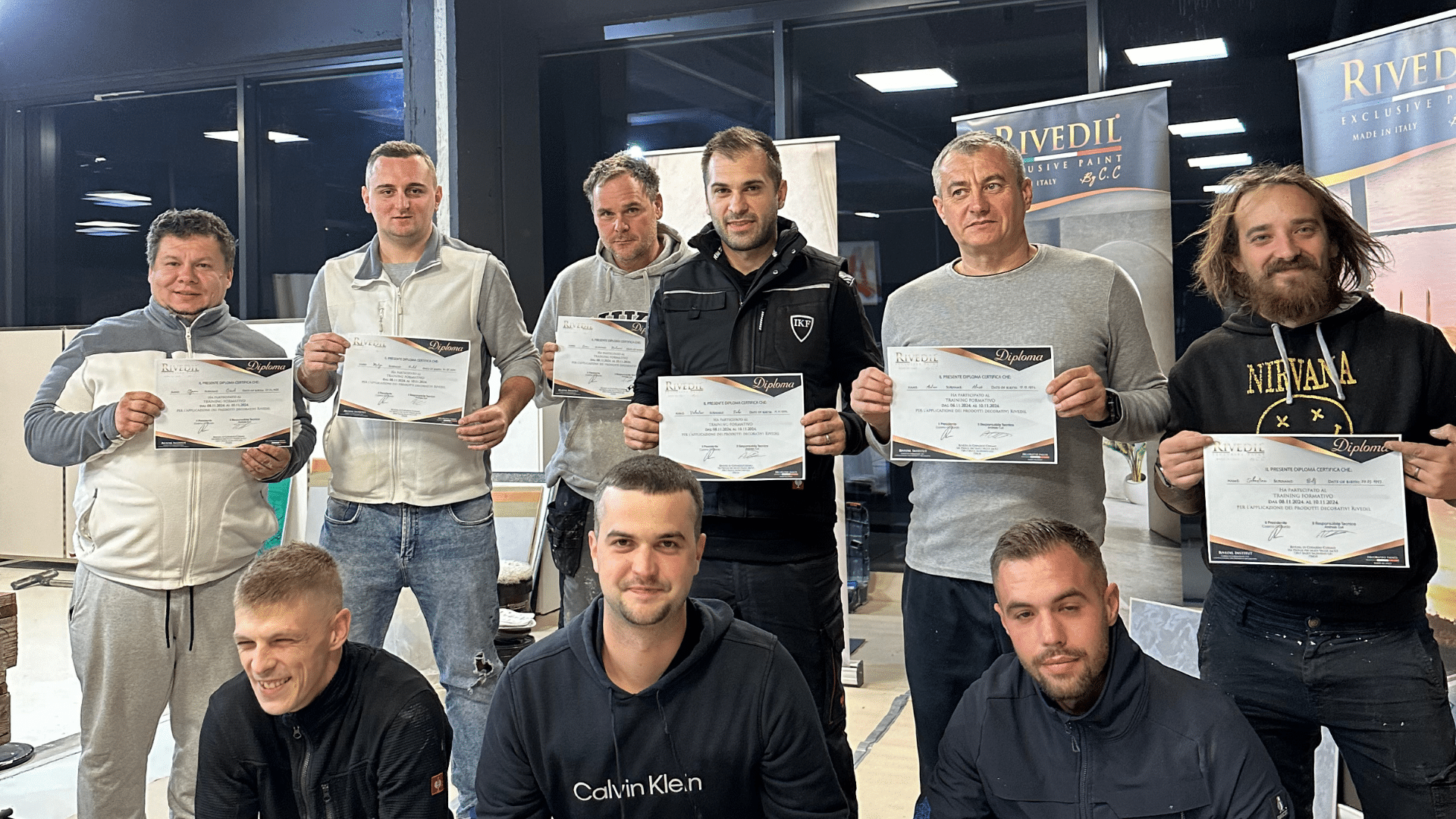 Instruktor demonstrira tehniku nanošenja Stucco Veneziano na radionici