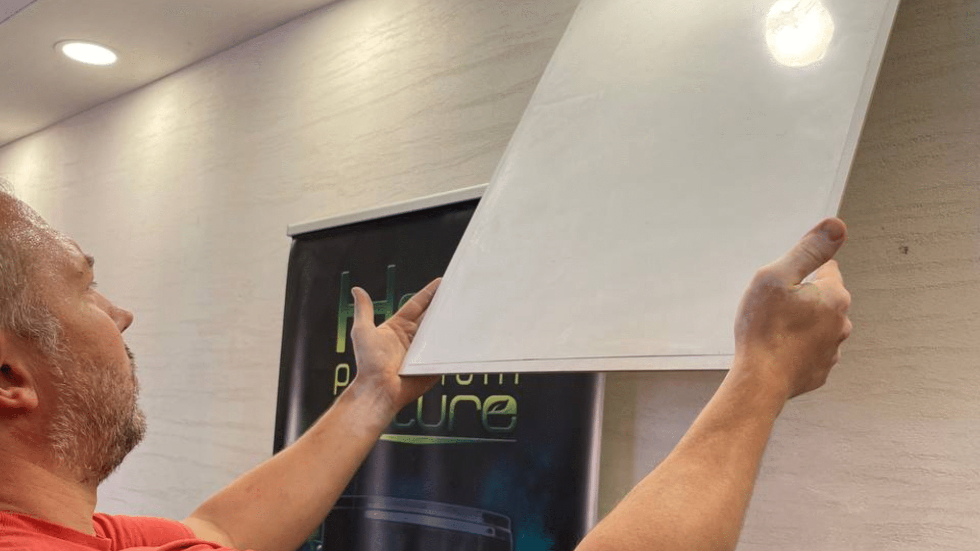 Instruktor objašnjava pripremu podloge za mikrocement
